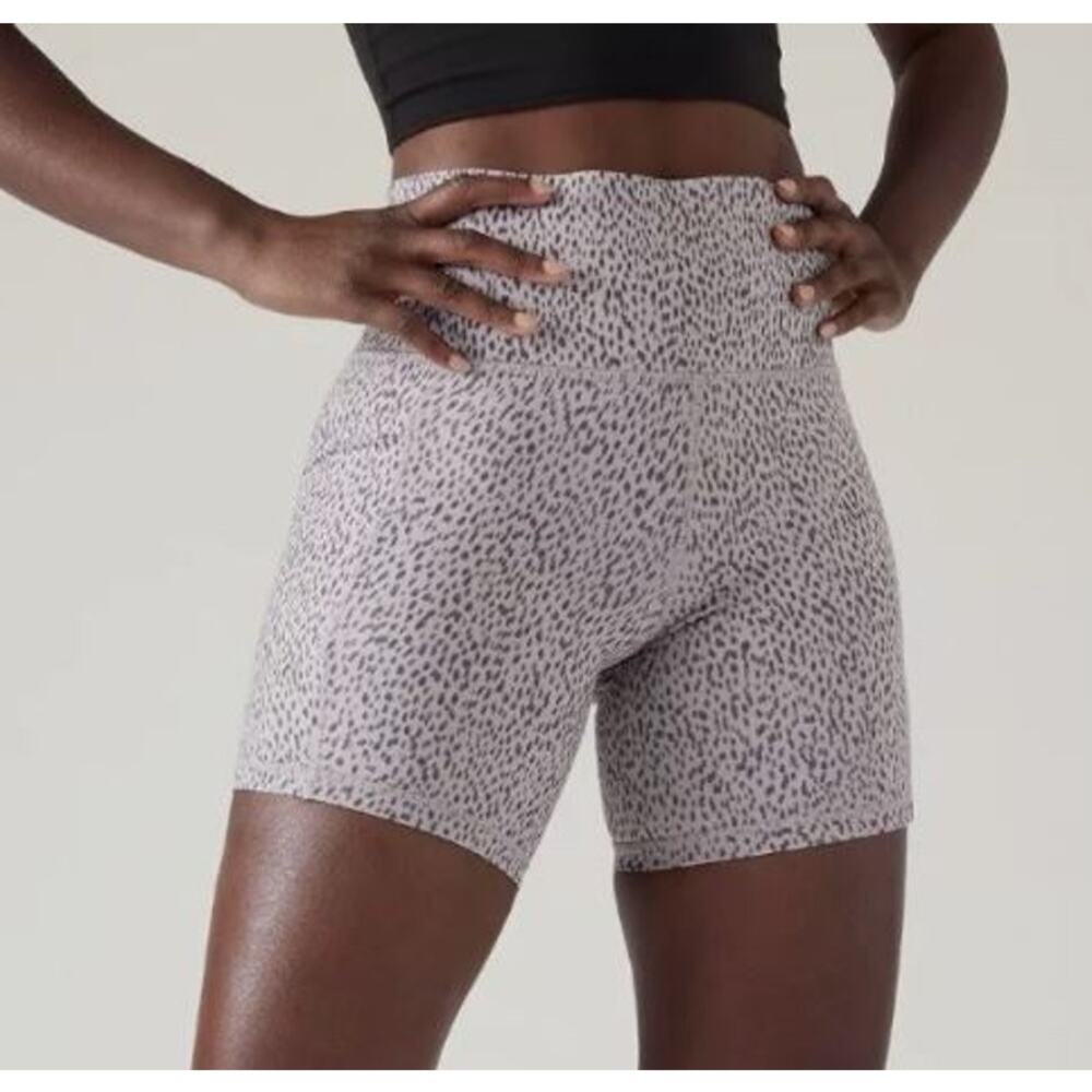 Athleta Salutation Stash Pocket II 7” Animal Print Shorts Medium